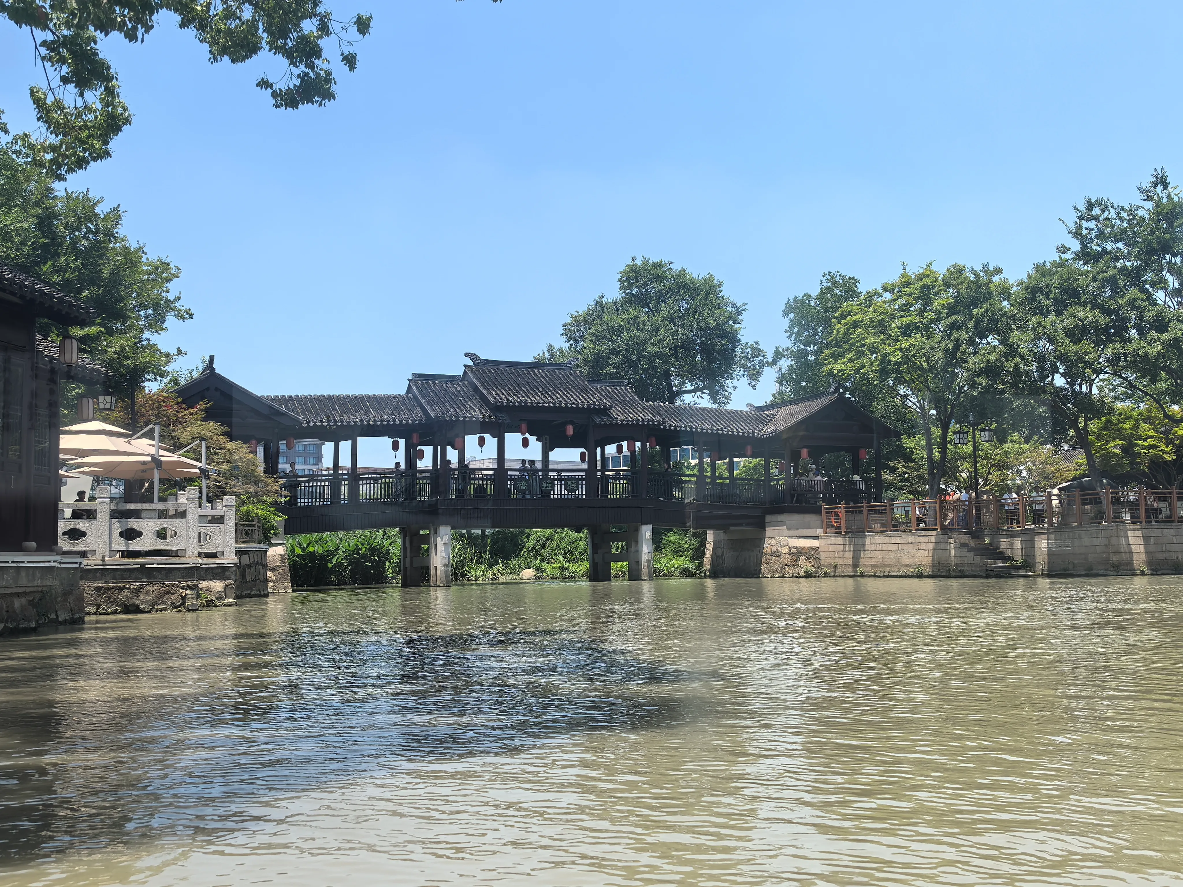 在寒山寺前坐船