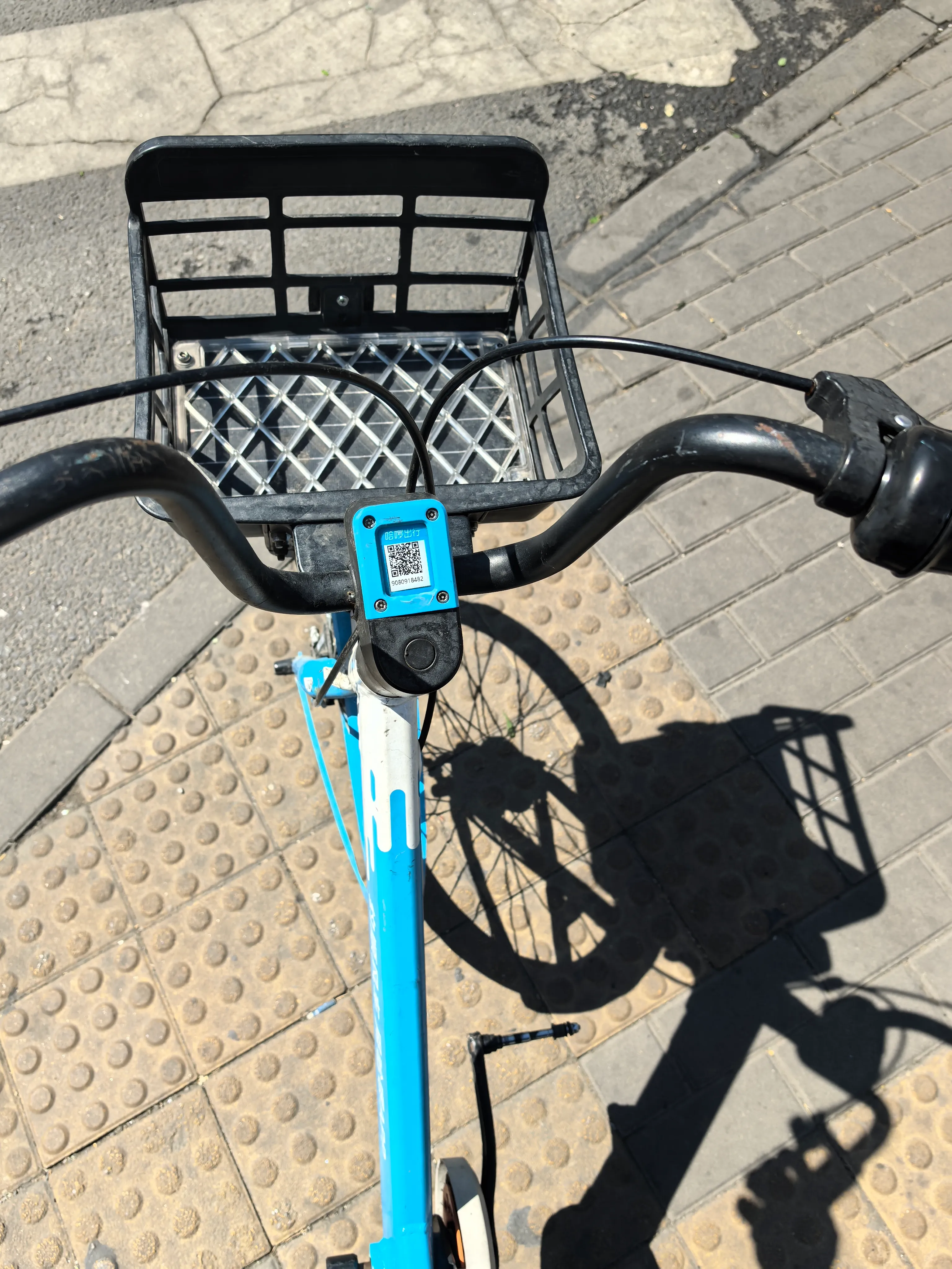 坏了一块踏板的单车